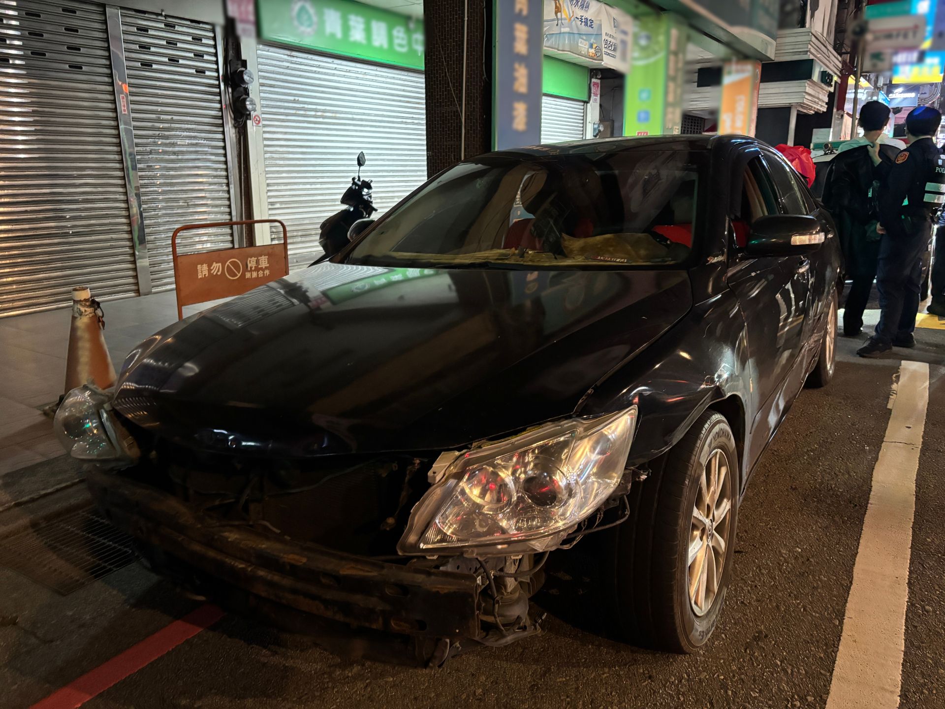 鄭男拒檢加速逃逸，過程中不但衝撞警車，還波及另1輛民間轎車並肇事逃逸。