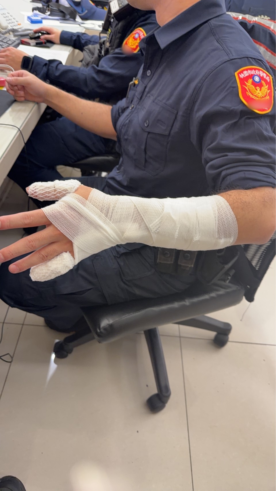 警員吳晉伊不慎被碎玻璃割傷左手掌，所幸經送醫包紮後並無大礙。
