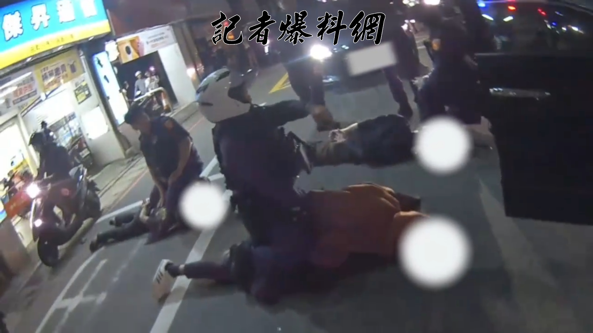 55歲鄭姓男子毒駕搭載3名友人，因行車搖晃遭警方攔查，鄭男竟拒檢加速逃逸，最終在警分局大門口前被強行攔下，警方將車上4人全數逮捕。