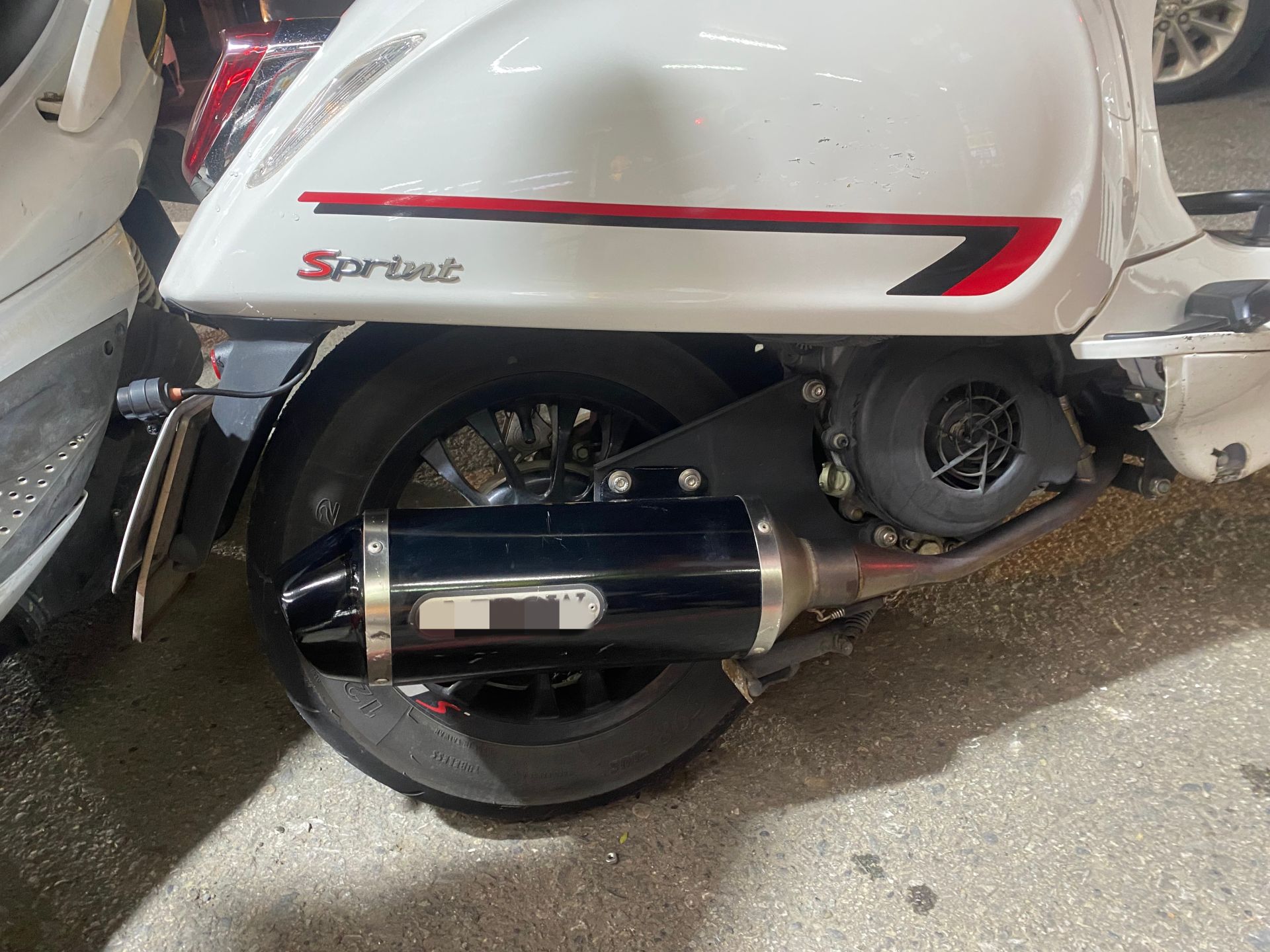 詹女撞倒的另1輛偉士牌機車，新車要價約12至20萬元間。