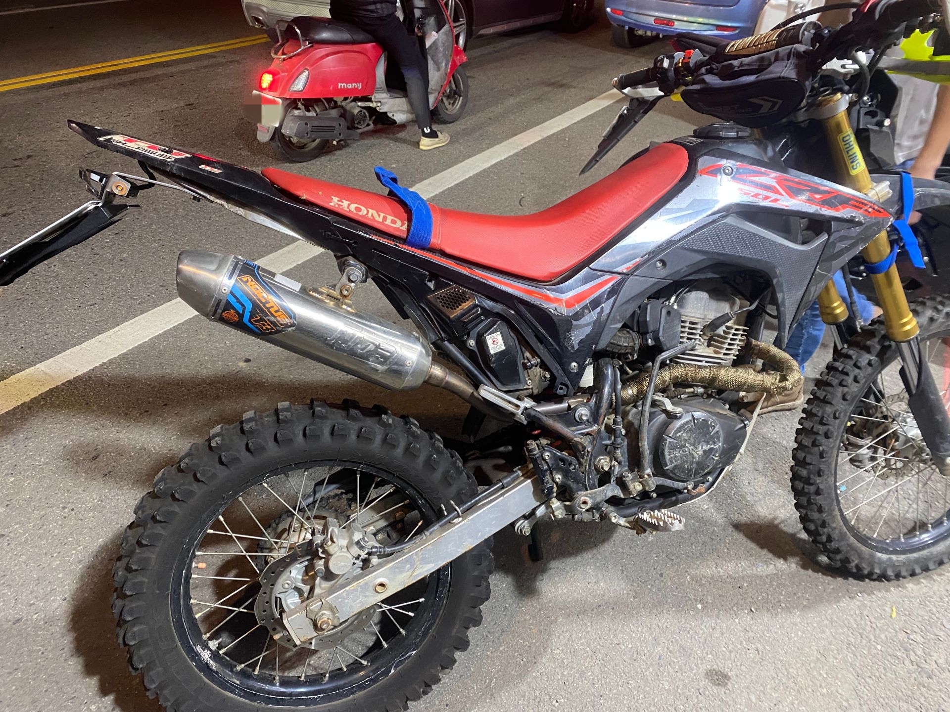 詹女撞倒的本田CRF300L，新車要價約25萬元。