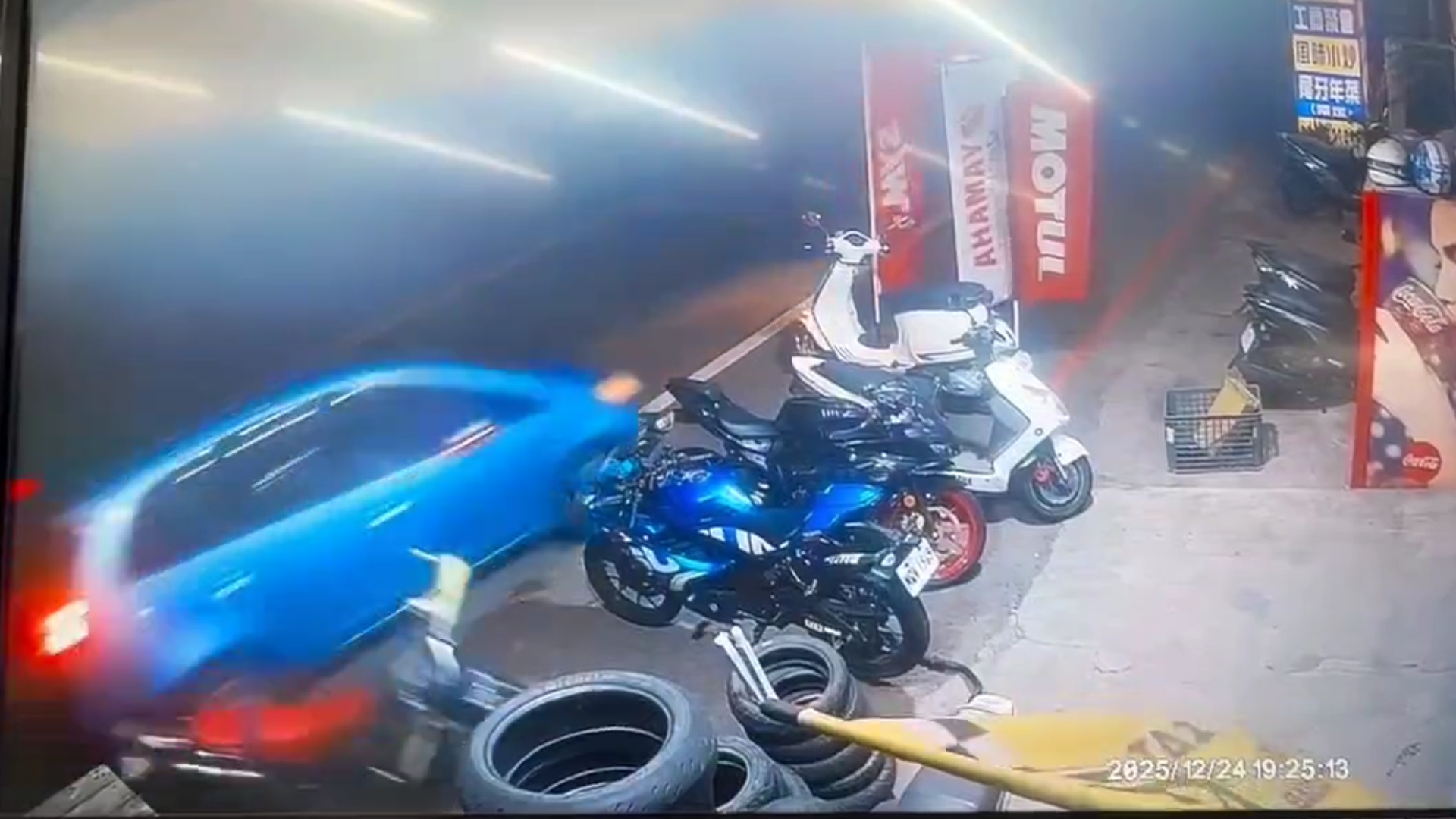 47歲詹姓女子駕駛藍色三菱COLT PLUS行經該路段時，車輛疑似未減速且未閃避，直接斜向衝往路邊1間機車行門口，連續撞倒2輛停放路邊的機車。