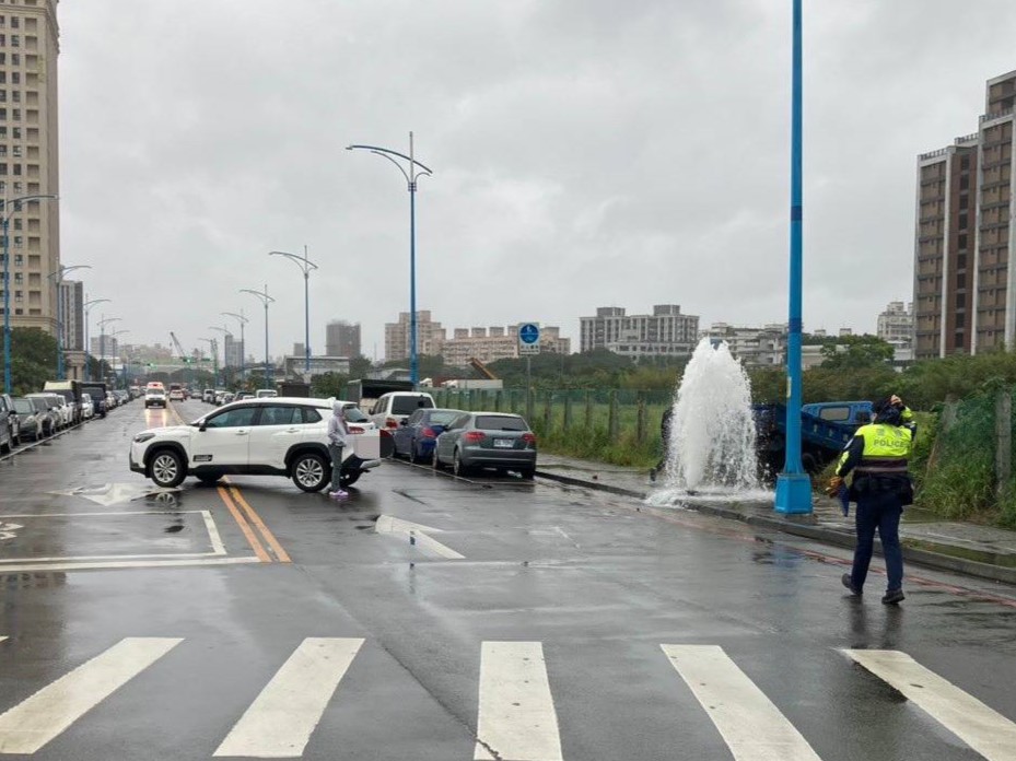 59歲陳姓女子駕駛的多元計程車卻違規跨越雙黃線準備迴轉。陳女因迴轉半徑不足，車頭轉到一半竟在路中央倒車