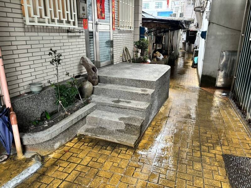 新北市瑞芳區明燈路三段1處民宅前，今(25)日早晨7時許驚傳砍人案件。