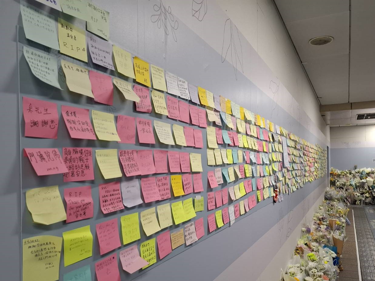 台北捷運公司25日在捷運台北車站B1層通往M7出口的通道,設置暫時性的悼念牆,供民眾緬懷余先生的義行。