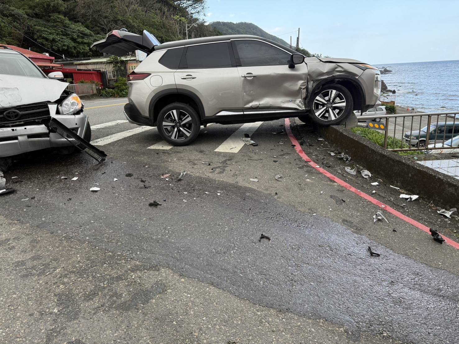 新北市貢寮區台2線龍洞街口，今(24)日下午13時許發生1起對撞車禍。