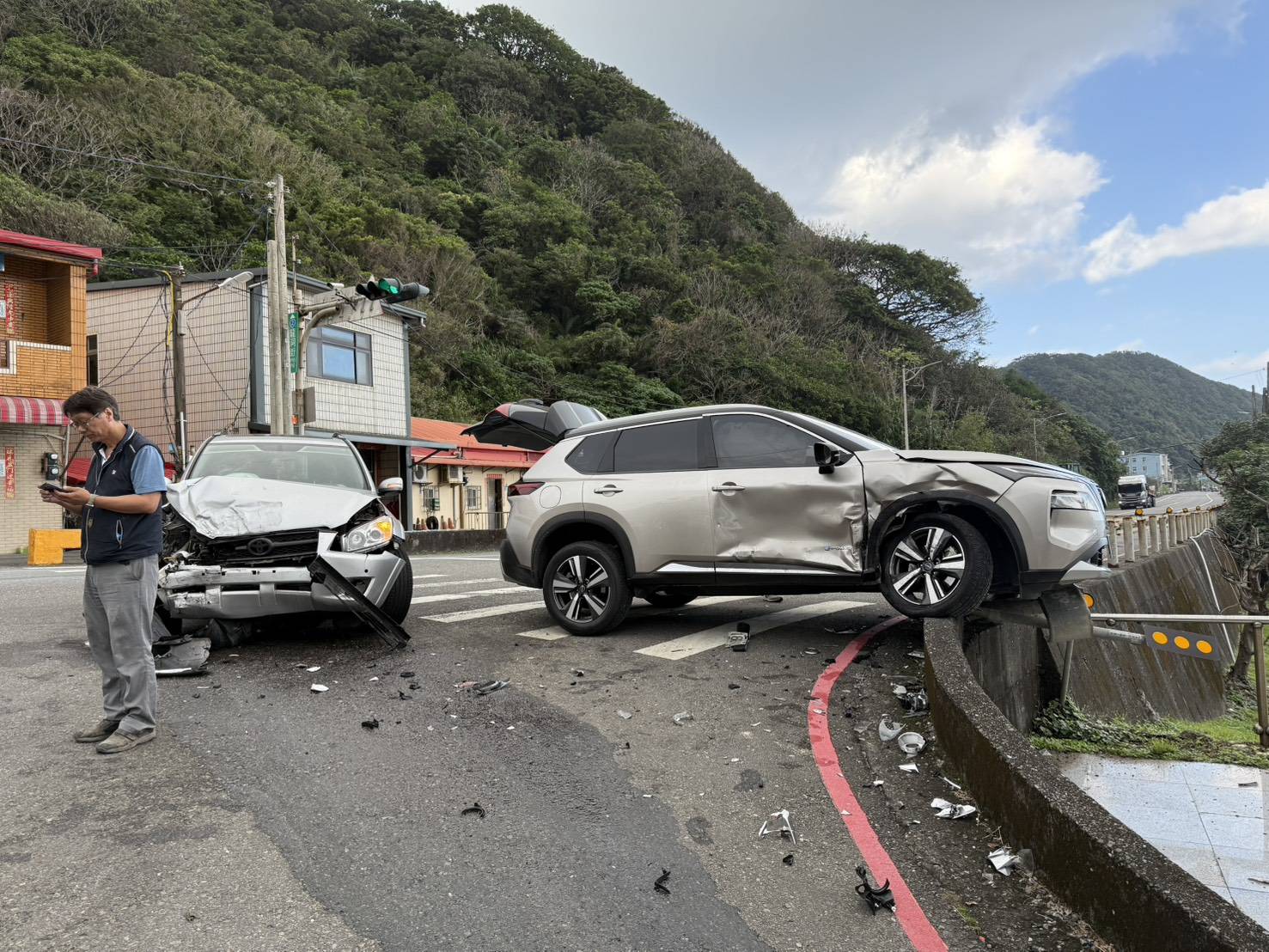 新北市貢寮區台2線龍洞街口，今(24)日下午13時許發生1起對撞車禍。