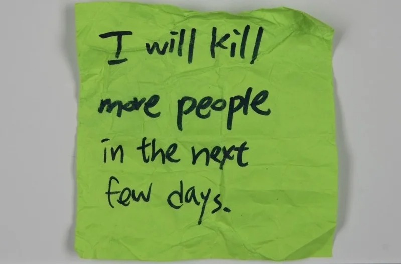 民眾在充滿哀思的追思牆柱子上，發現1張內容駭人的英文恐嚇字條，揚言「I will kill more people in the next few days（未來幾天我會殺更多人）」