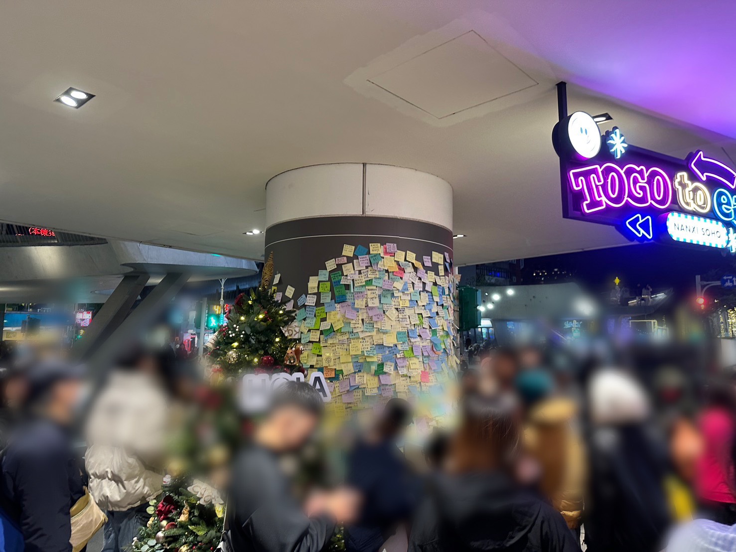 誠品南西店外堆滿民眾悼念罹難者的花束與紙條。