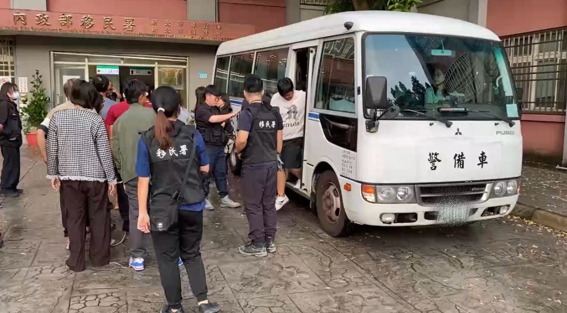 移民署北區事務大隊新北市專勤隊近日成功瓦解1個跨國非法仲介集團。