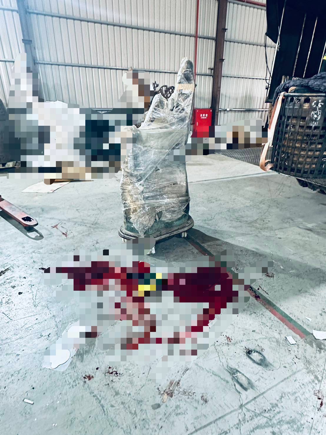 巨型紫水晶洞藝品不明原因從貨車後車斗傾倒掉落，當場砸中19歲余姓男工人的頭部。