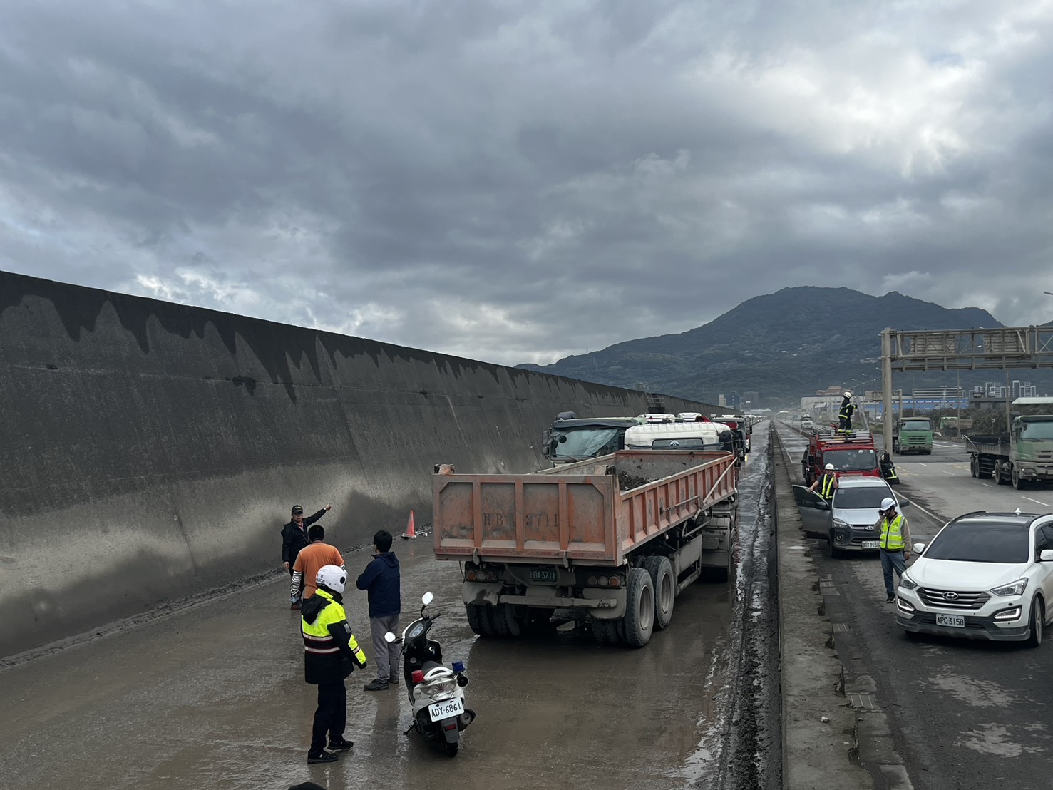 基隆港務警察總隊獲報趕赴現場協助，並通報港務消防隊到場支援。