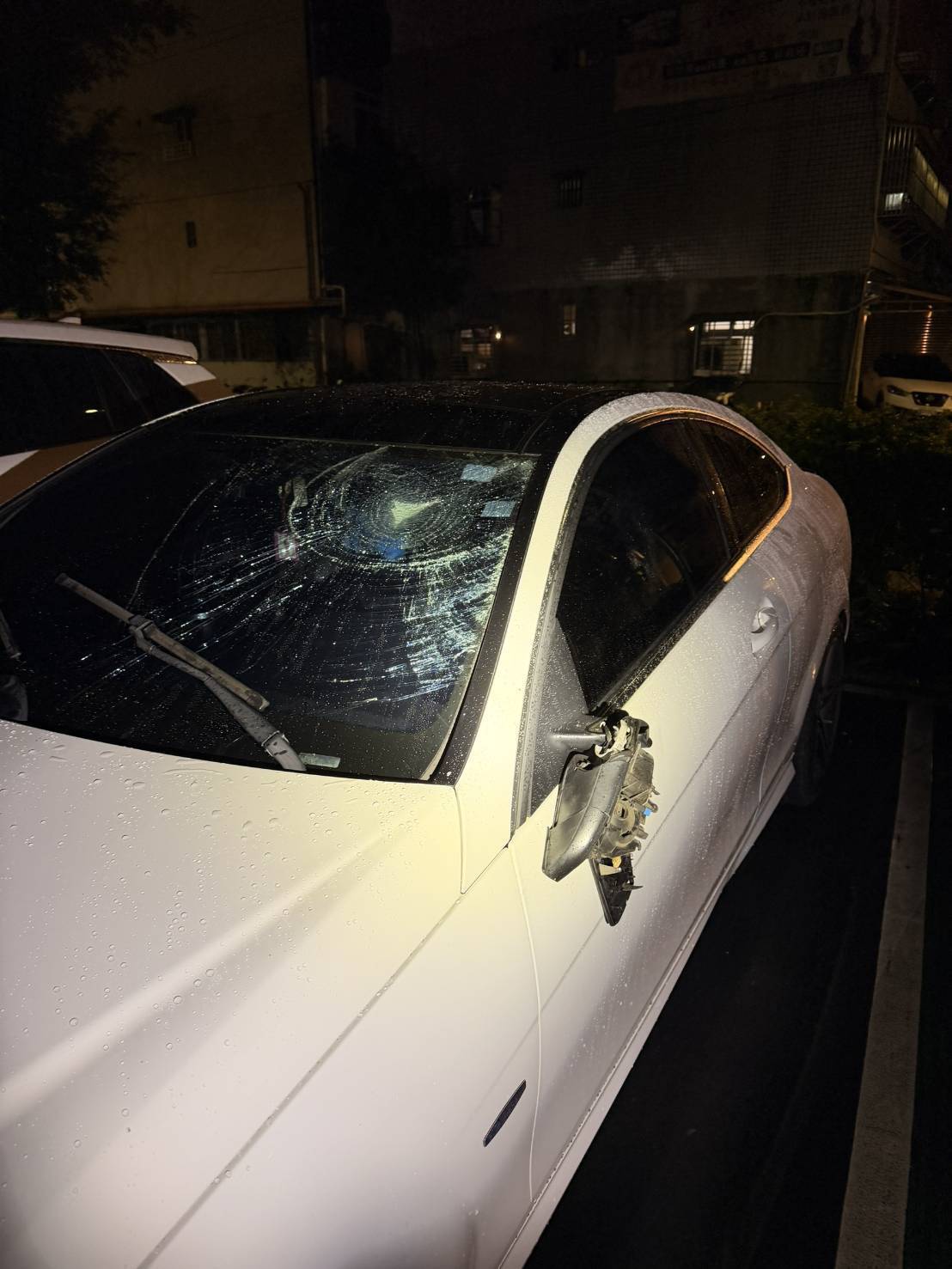 31歲林姓男子疑因酒後情緒失控，與女友發生口角，徒手捶打自己的賓士雙門轎跑車，造成車輛前擋玻璃碎裂及左側後視鏡毀損。