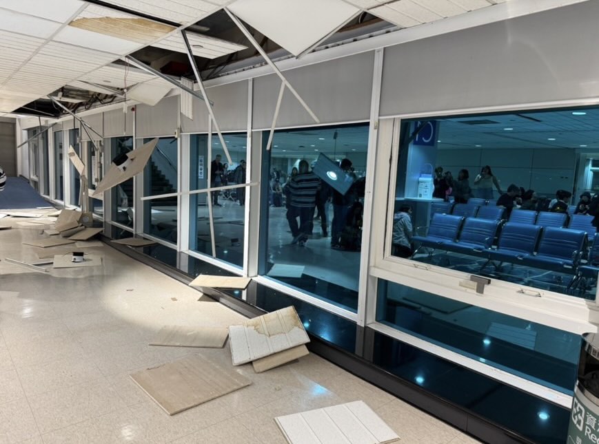 桃園機場第二航廈首當其衝，第一時間傳出災情，航廈內多處天花板因不敵強震劇烈搖晃，發生大面積掉落與塌陷意外，現場一片狼藉。