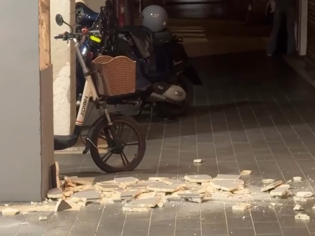 台北市吉林路上的連鎖火鍋店「錢都」驚傳騎樓柱子磁磚崩落，所幸並未造成任何人員傷亡。