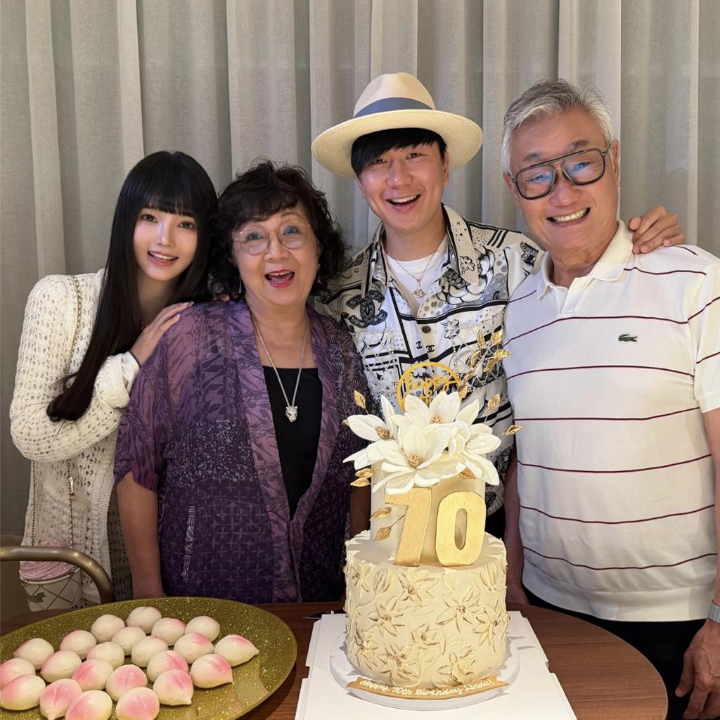 七七（左起）、林俊傑媽媽、爸爸、林俊傑。（圖／翻攝林俊傑IG）