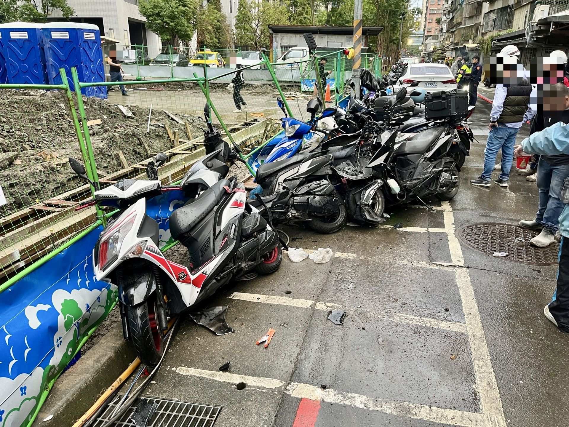 黃男駕車猛烈撞擊站在路邊的蔡姓外送員，導致其翻轉1圈重摔落地，轎車接著又推撞路邊7部普重機車才停下。