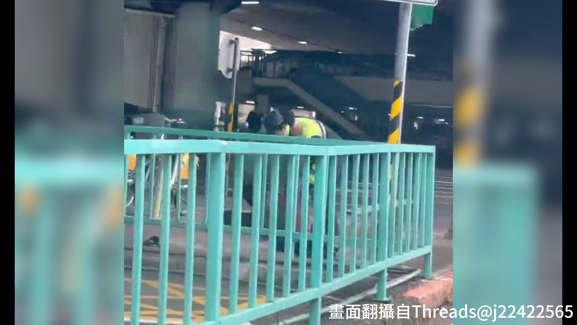 俞男不滿員警勸導離開，當眾對警咆哮並動手推擠，現場員警為維護秩序，立即依法實施必要管束。