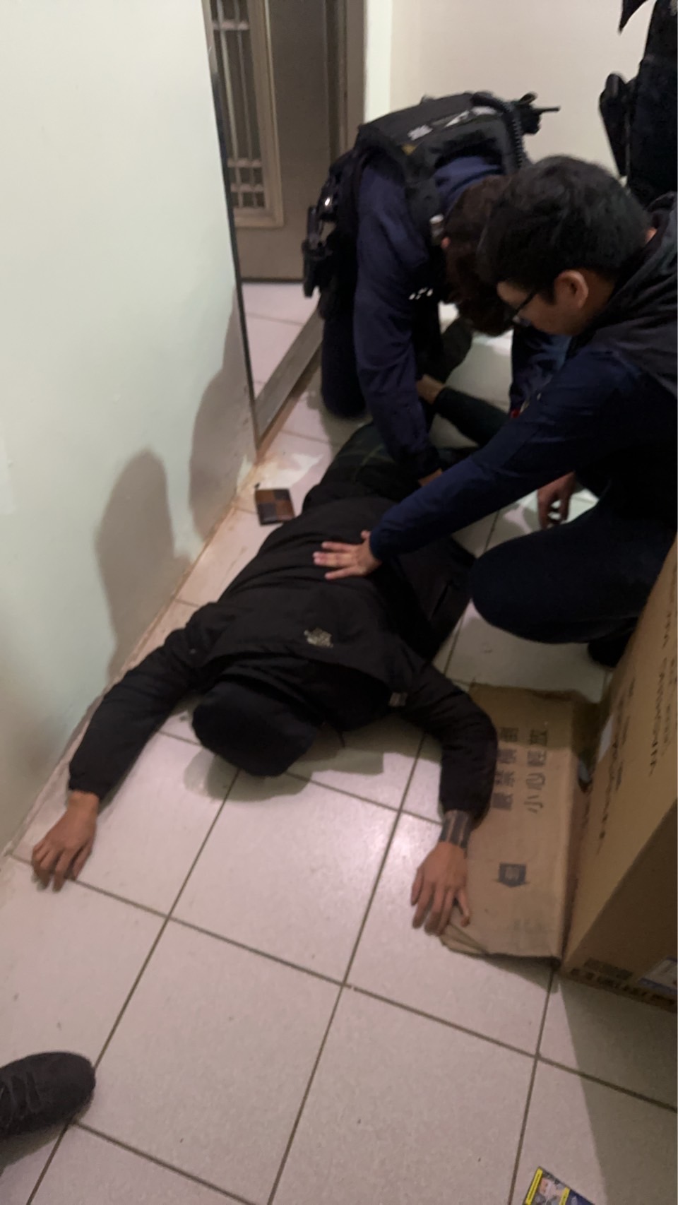 警方獲報後不敢掉以輕心,立即展開追查,在事發2小時內火速將褚男逮捕到案,