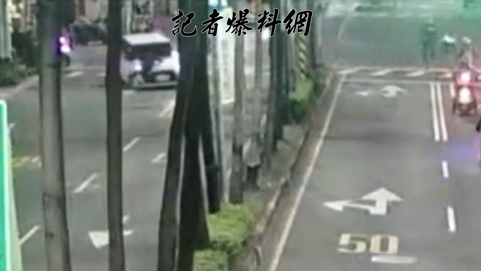 58歲林姓男子與友人因違規穿越馬路，遭路過自小客車上的乘客怒斥「不會走路喔」，林男聞言竟不甘示弱追車理論，甚至直接趴在對方車輛的引擎蓋上阻攔離去。