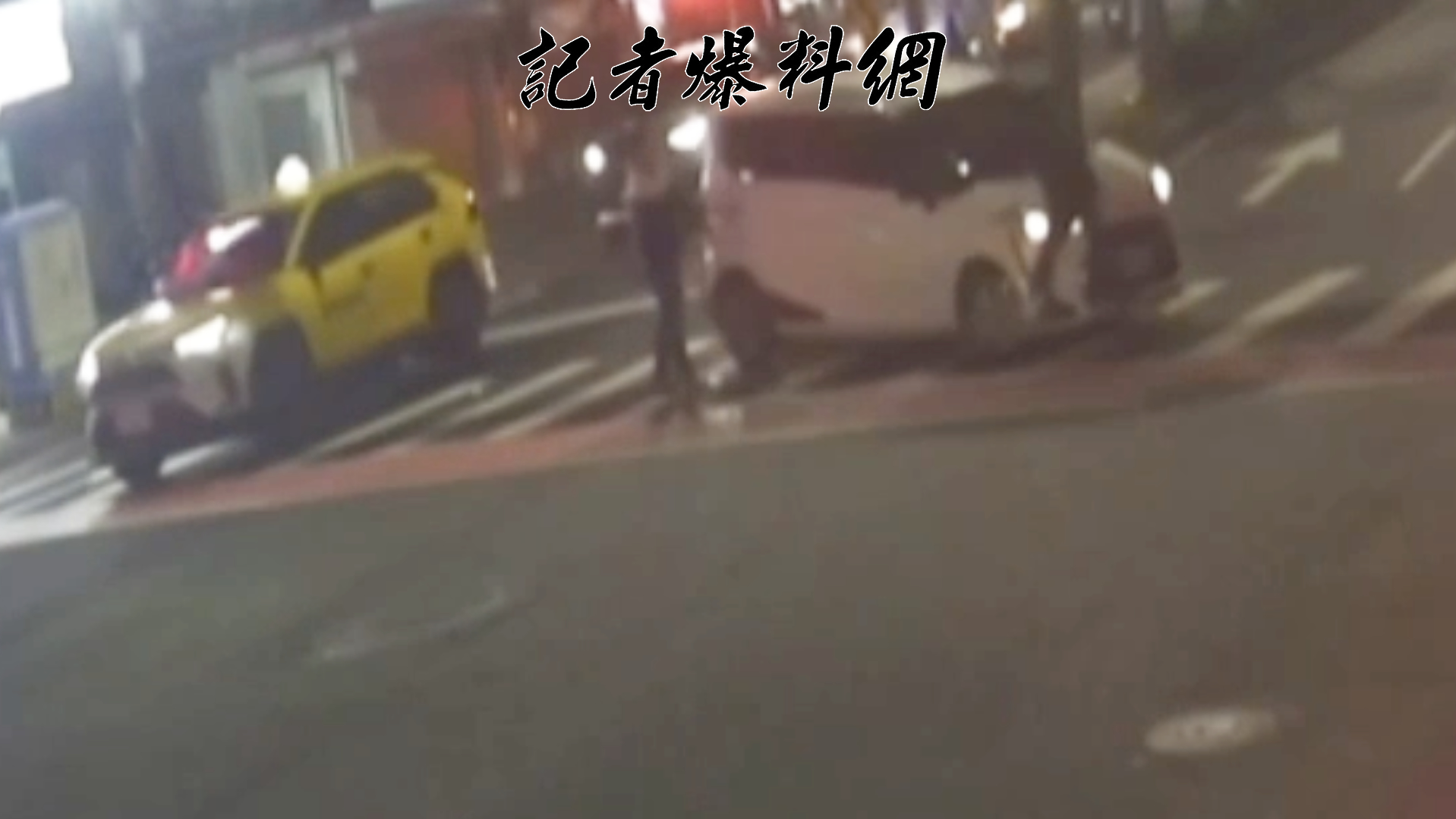 58歲林姓男子與友人因違規穿越馬路，遭路過自小客車上的乘客怒斥「不會走路喔」，林男聞言竟不甘示弱追車理論，甚至直接趴在對方車輛的引擎蓋上阻攔離去。