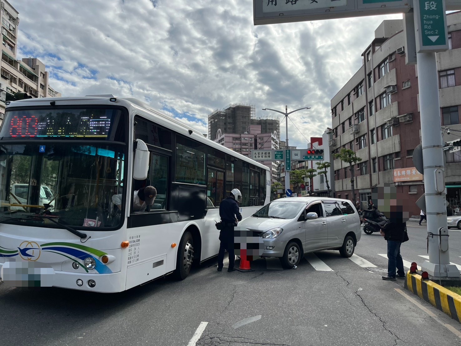 事故處理期間還發生一段插曲，1輛公車不慎擦撞到該部肇事車輛造成二次事故，所幸未造成額外傷亡。