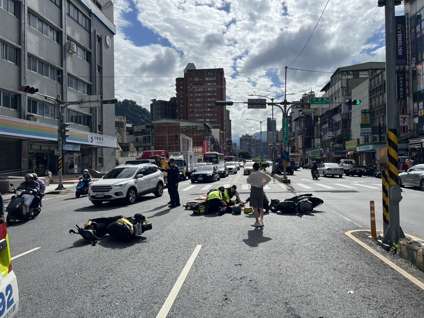 警方初步分析事故原因疑為「轉彎車未禮讓直行車」，但確切的肇事責任歸屬，仍需調閱路口監視器及相關行車記錄器影像進一步釐清。