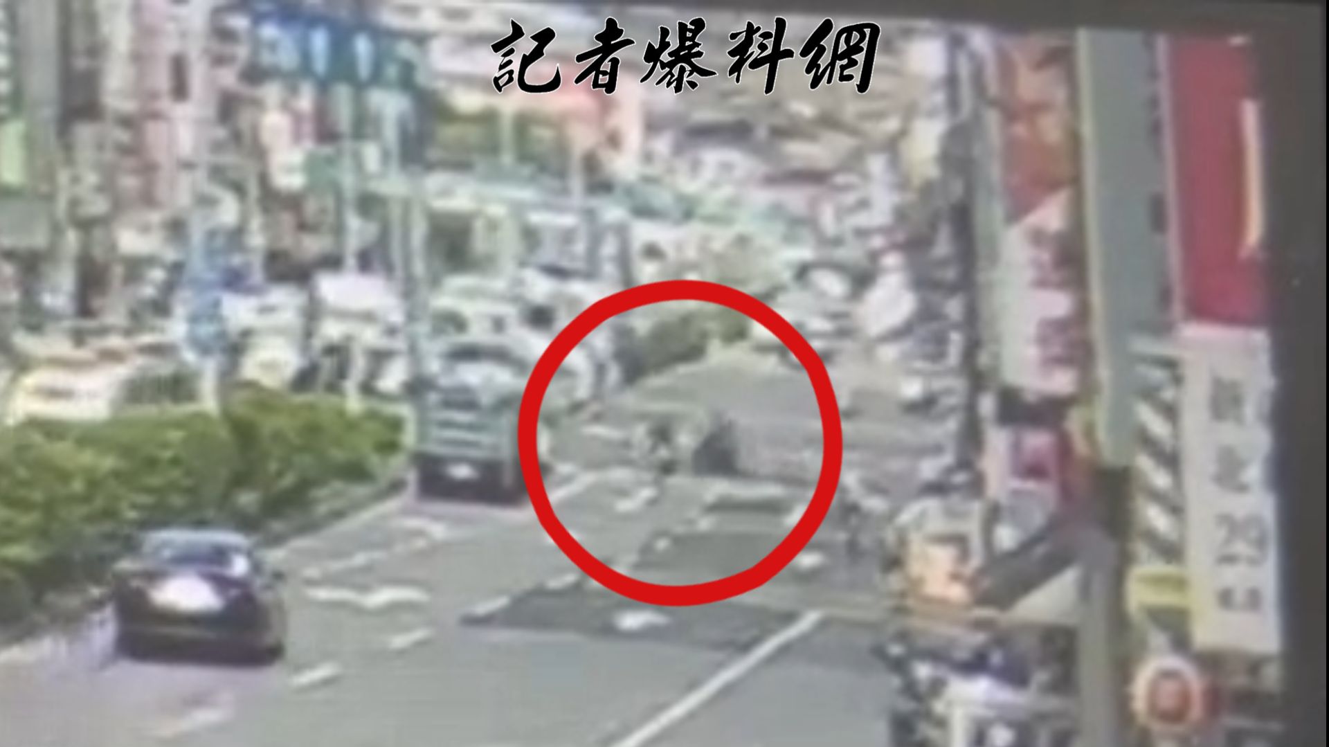 新北市新店區北新路一段、中華路口，今（29）日下午13時許發生1起車禍。