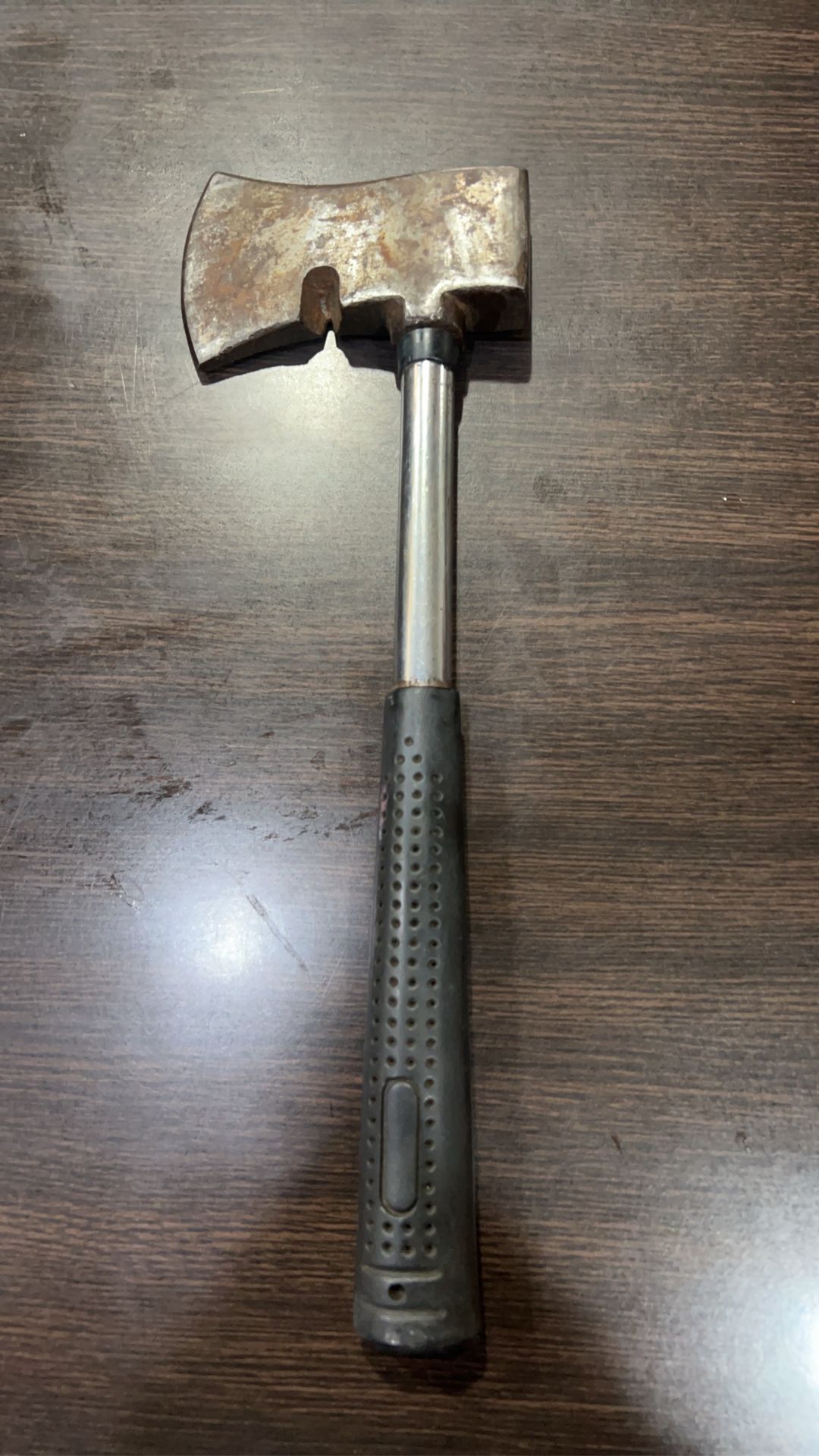 警方現場查扣薛男犯案所持斧頭。