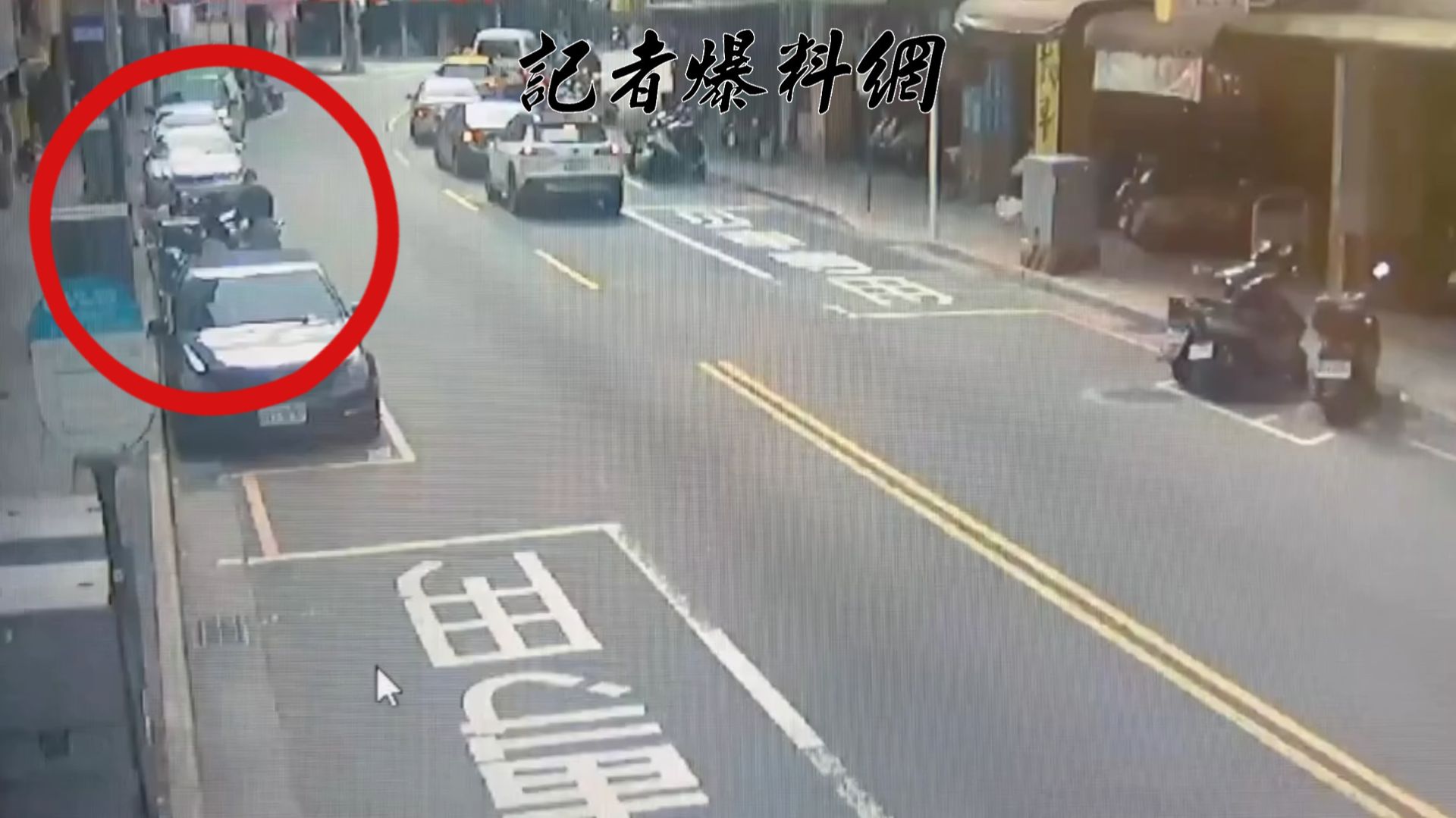 薛男疑因麵店劃位桌號重複及點餐插隊問題與陳男爆發激烈口角。2人爭執不下，薛男情緒失控，快步跑回停放在路邊的機車，從置物箱內翻出1把長約30公分的「未開鋒斧頭」。