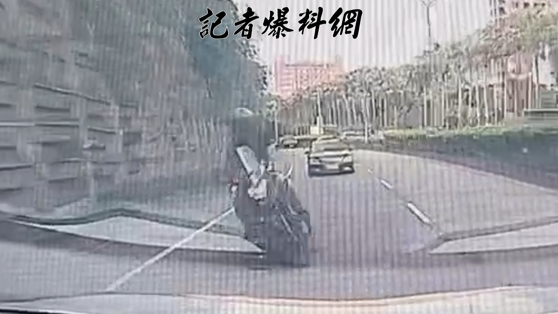 50歲呂姓男子騎乘大型紅牌重機行經該路段時，路旁樹叢突然竄出1隻猴子，呂男根本來不及反應就迎面撞上，連人帶車「犁田」慘摔。