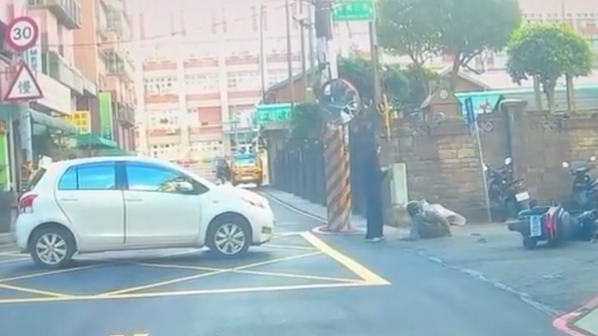 王姓男子騎乘機車在巷弄內高速行駛還違規超車，結果不慎與李姓女子駕駛的自小客車發生碰撞，當場噴飛倒地，全身多處擦傷。