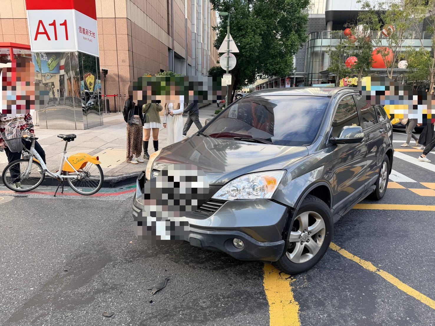 59歲劉姓女子騎乘Ubike共享單車直行時，與1輛右轉的HONDA休旅車發生碰撞。撞擊力道造成休旅車保險桿當場與車身「分離」。