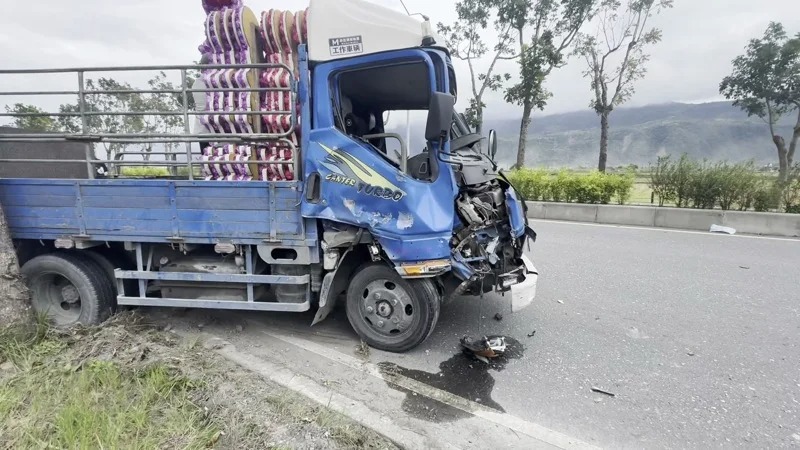 溫光亮牧師駕駛1.9噸藍色小貨車載著弟弟，沿台9線南向往玉里方向行駛於外側車道時遭後方吳姓男子駕駛的3.49噸藍色貨車追撞，導致小貨車失控偏離並猛烈撞擊路旁樹木。