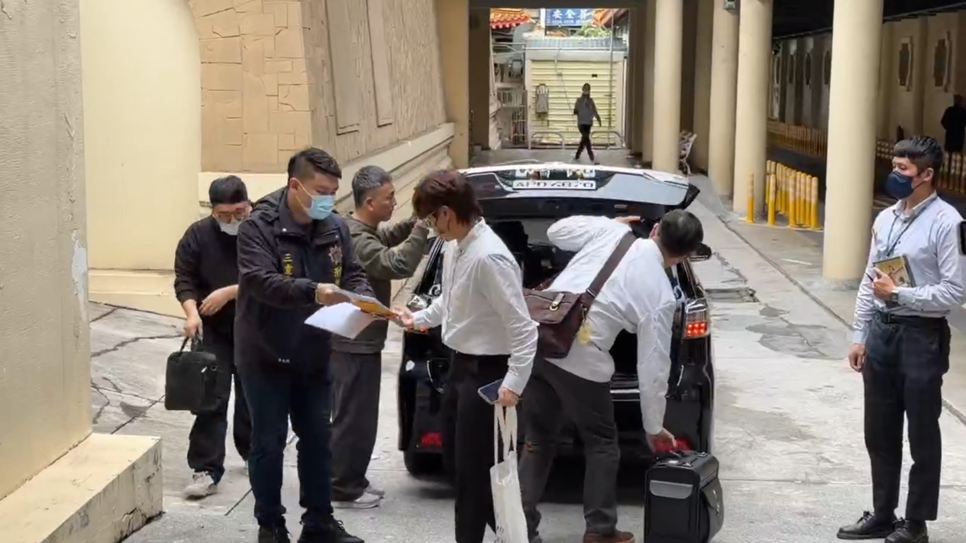 新北地檢署檢察官與法醫到殯儀館進行相驗程序。