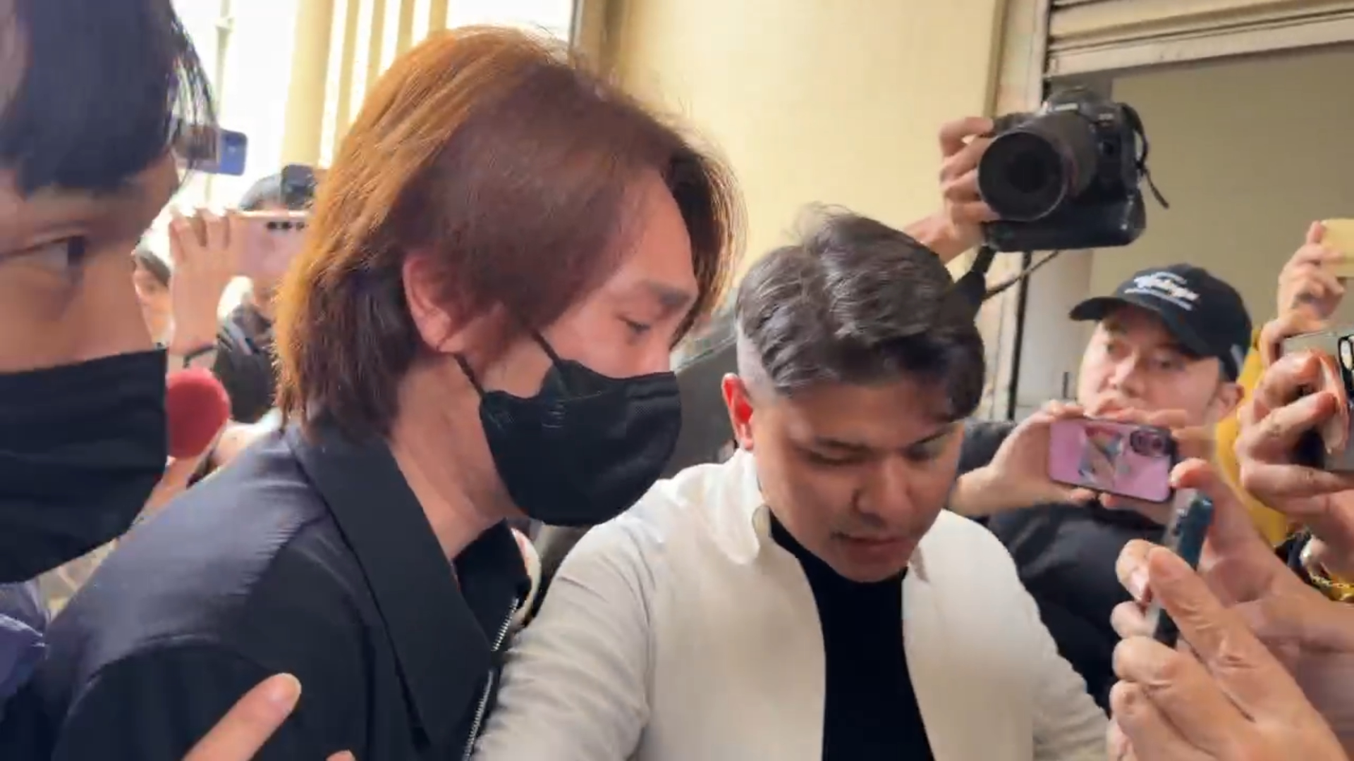 曹西平的吳姓乾兒子低調現身板橋殯儀館進行相驗程序。