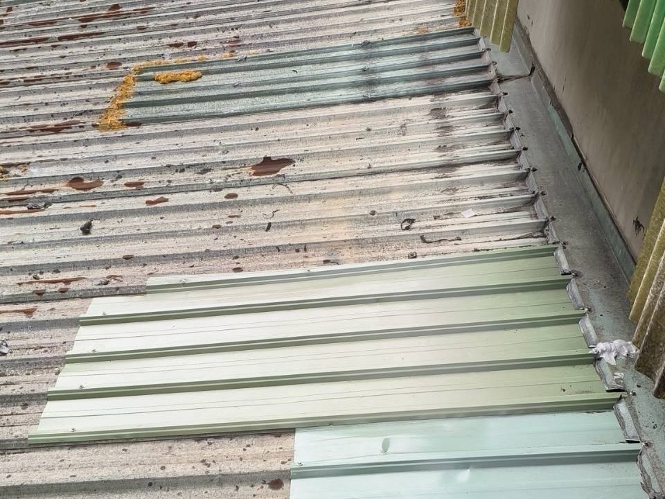 27歲周姓保全，在值班期間因自覺無聊，竟從大樓22層頂樓往隔壁建築物投擲滅火器，短短3天內共丟出8支，導致鄰近住戶遮雨棚與屋頂嚴重損壞。