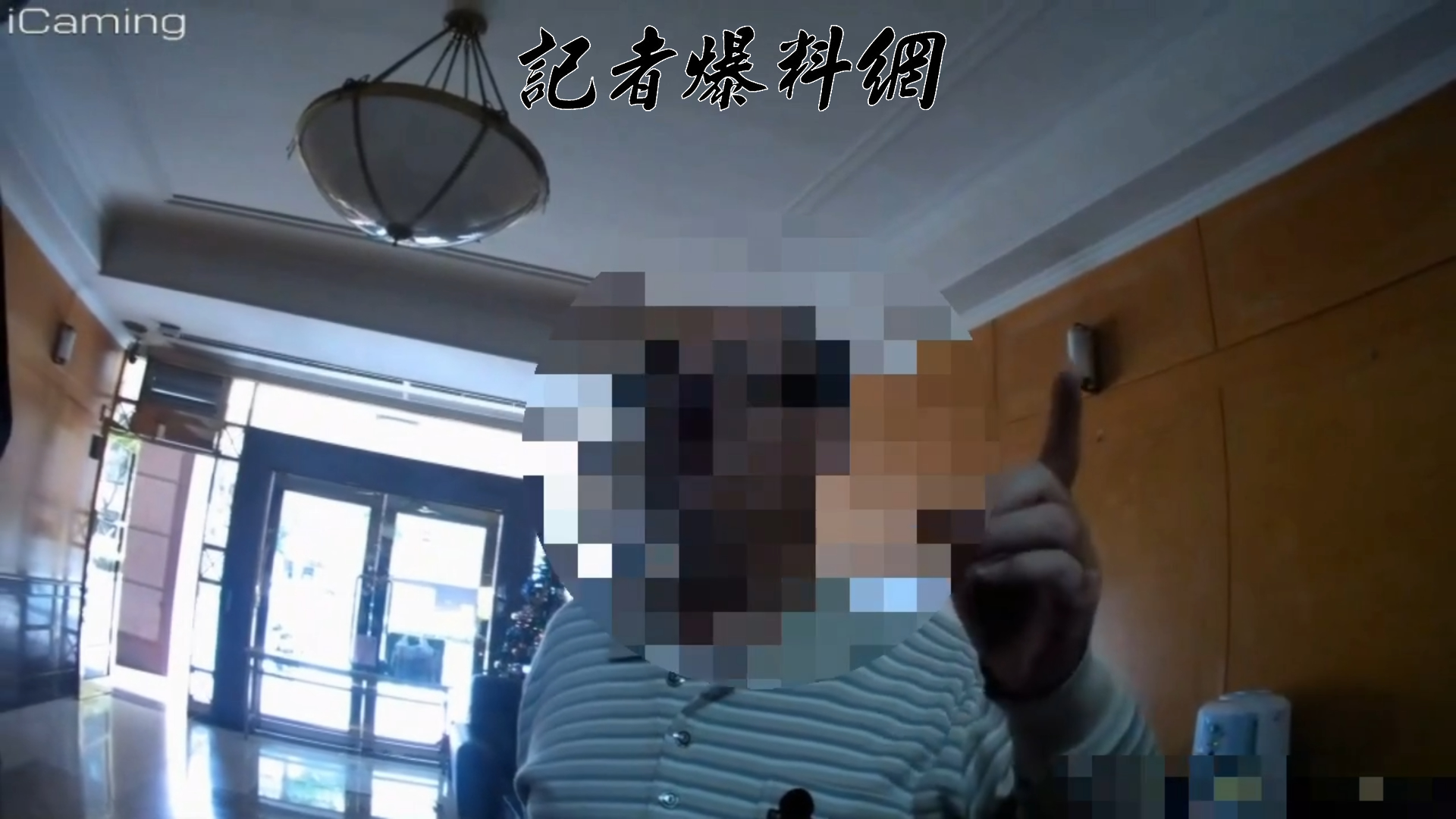 社區主委與警方說明案情。