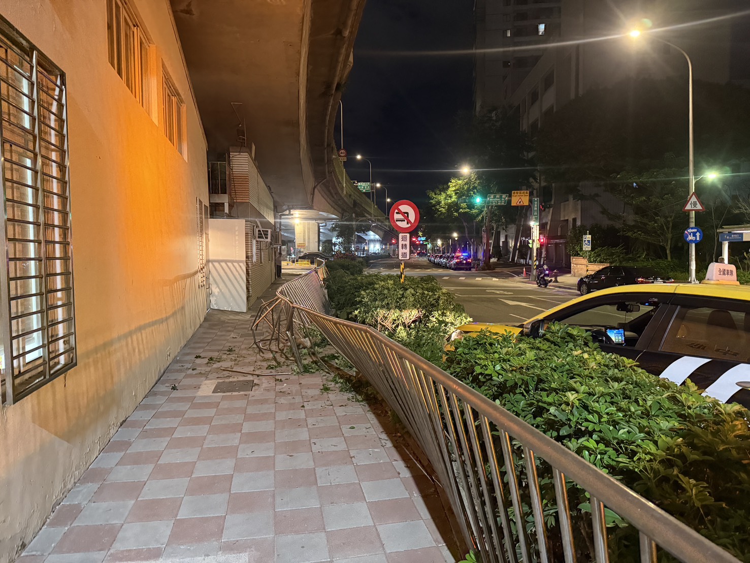 65歲魏姓男子駕駛計程車自地下道駛出準備併入主線時，疑似未依規定停讓且未開啟方向燈，與61歲張姓男子駕駛直行的多元計程車發生碰撞。