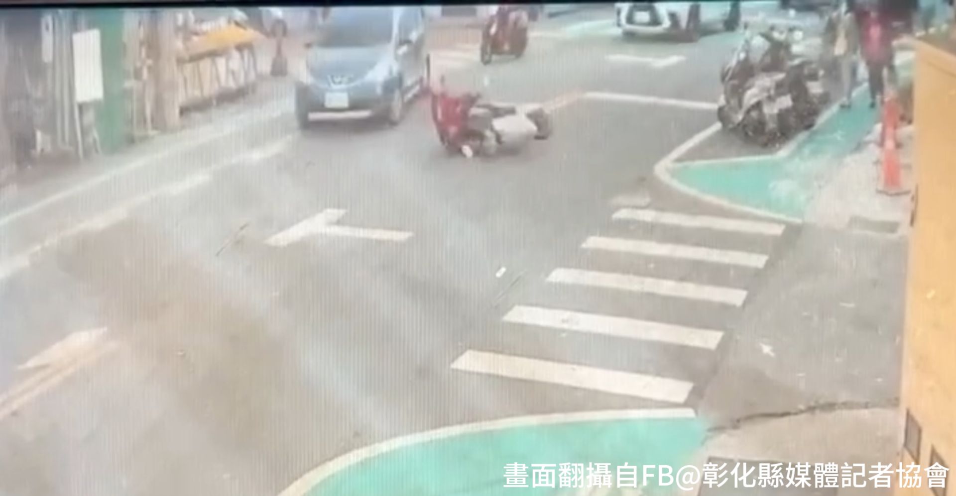 1名37歲女子駕駛轎車右轉時,不慎與1名80歲老婦人騎乘的機車發生碰撞,導致老婦人當場噴飛倒地。