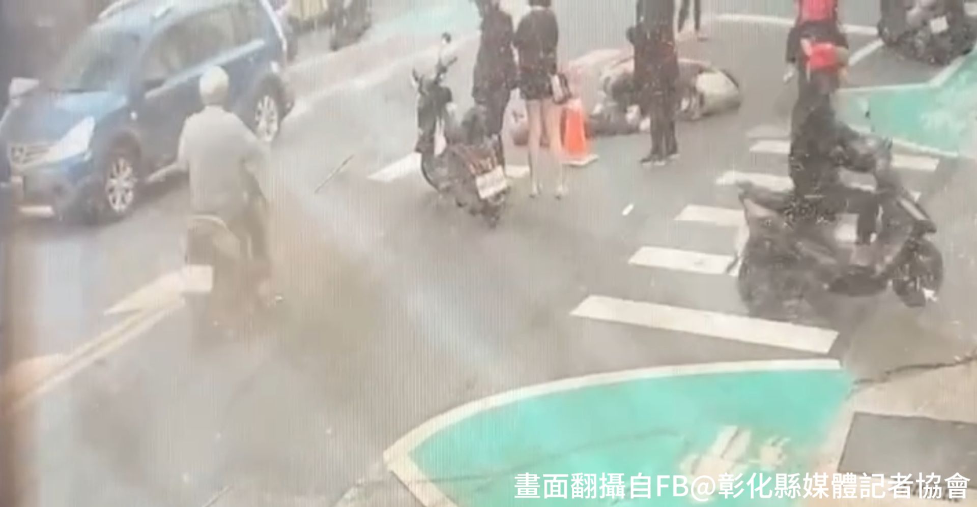 車禍發生後的關鍵數分鐘內,肇事轎車始終緊閉車門,女駕駛坐在車內毫無動靜,直到路人協助報警後仍未第一時間下車慰問傷者。