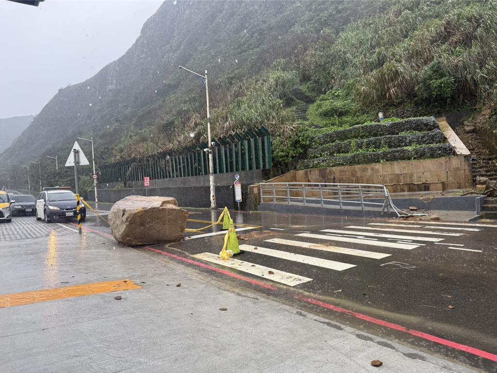 基隆市外木山湖海路二段於今（31）日上午10時45分許，突發驚悚的巨石崩落意外。
