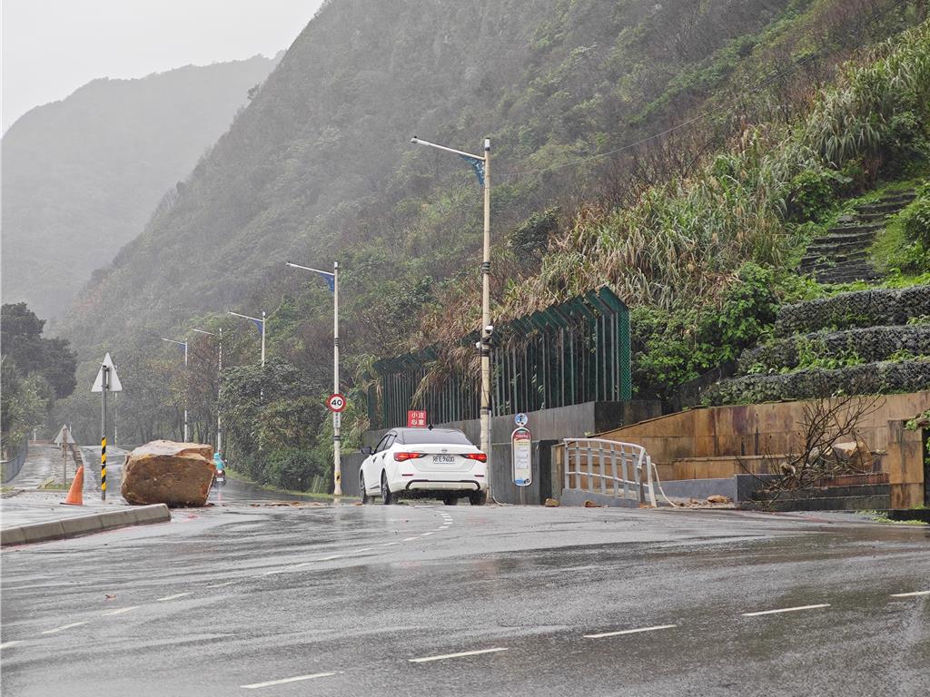 體積約2.25立方公尺、重達5噸的巨石從山壁滾落，直接重擊路面並占據車道，所幸未造成嚴重人員傷亡。