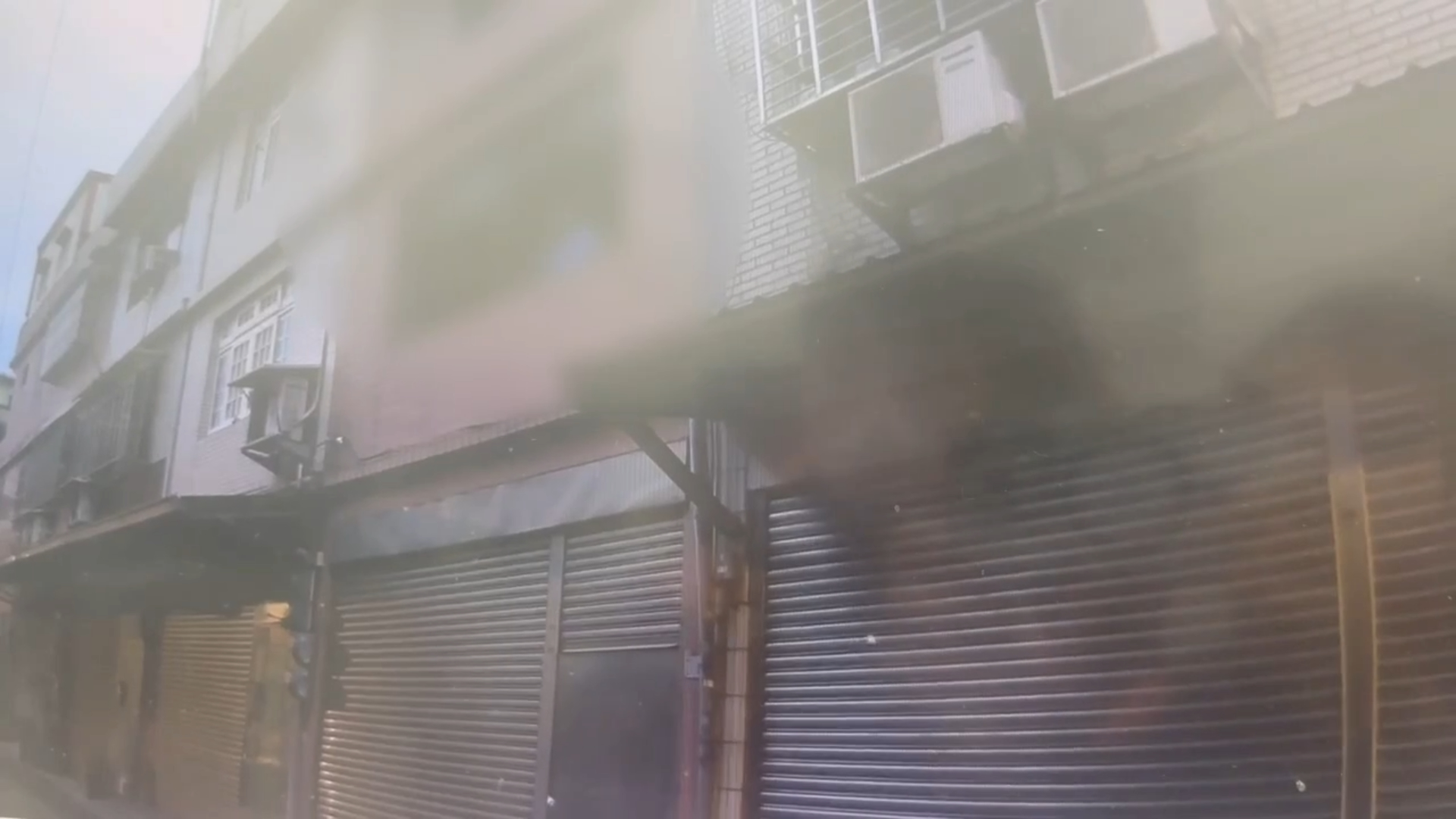 園市龜山區昨（30）日下午15時許發生1起精神疾病發作引發的驚魂案件，1名男子在住家2樓陽台情緒激動，隨手抓取屋內物品往路面亂砸。