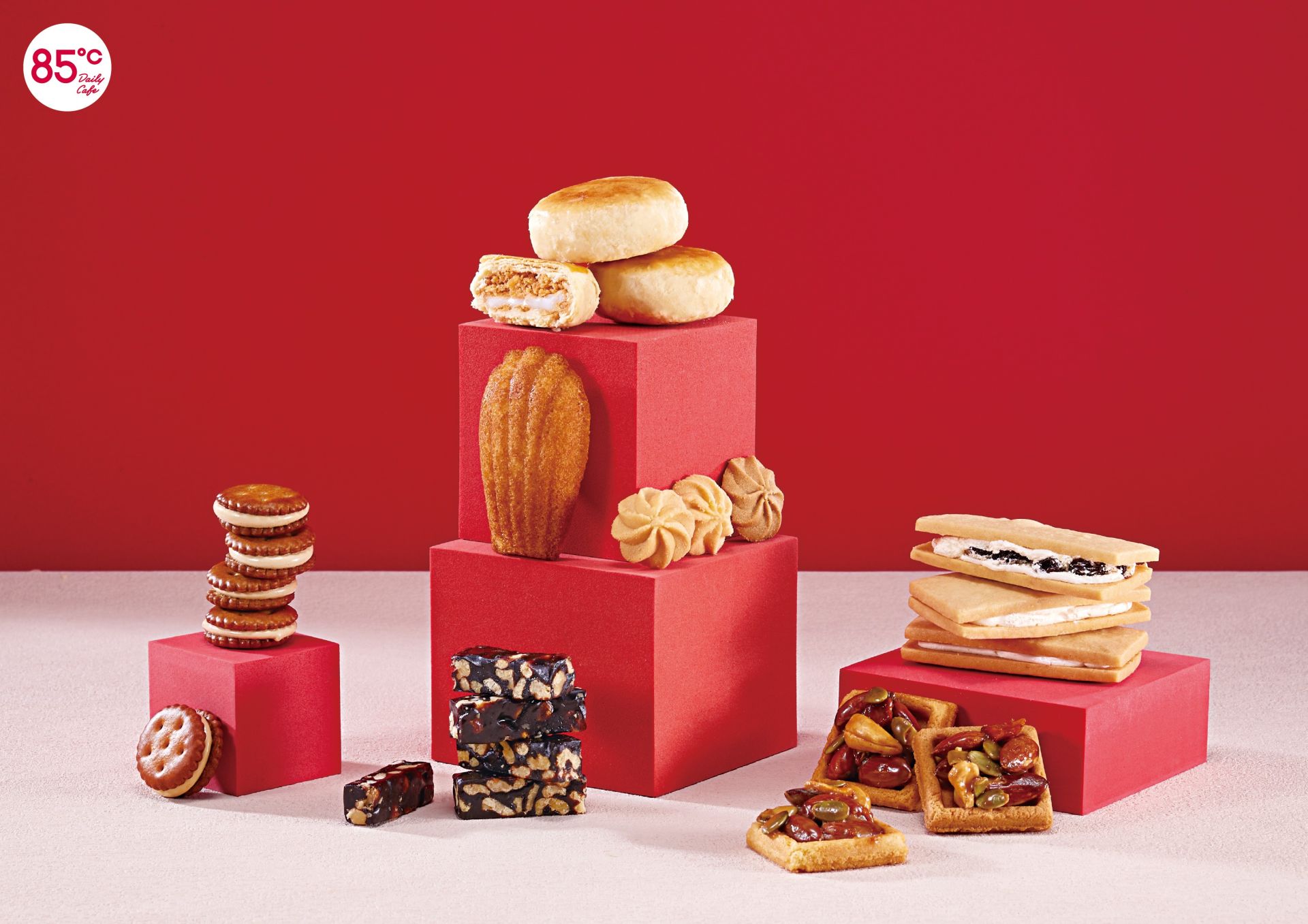 迎接丙午金馬年，85℃以簡約時尚設計打造年節禮盒外盒，兼具節慶喜氣與現代質感。