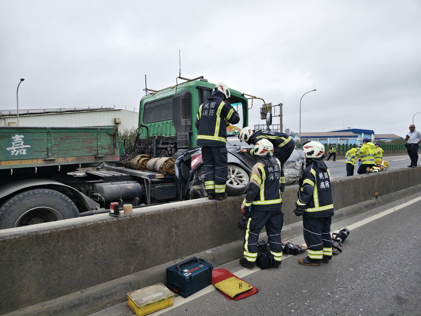 桃園市觀音區台61線西濱快速道路今（19）日上午10時許發生1起嚴重車禍。