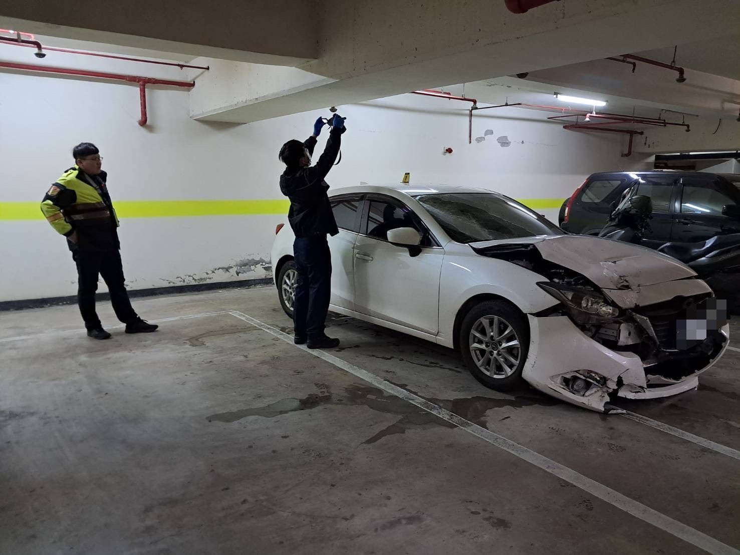 警方於淡水區新民街某社區地下停車場內找到1輛白色轎車,其車頭部位有嚴重撞擊痕跡且毀損嚴重,研判即為涉案車輛。