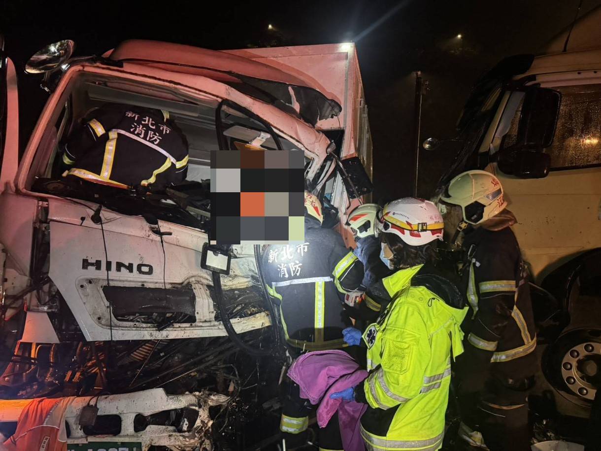 新北市瑞芳區台2線78.9K處，今（1）日凌晨0時許發生1起嚴重的對撞車禍。