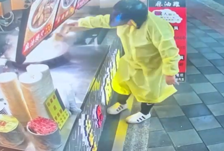 知名連鎖餐廳「莊家班麻油雞」分布於雙北市包括北投、士林、淡水、文山、蘆洲、中和等地區共10家分店，於昨（31）日跨年傍晚16時許起，遭到計畫性的惡意騷擾。