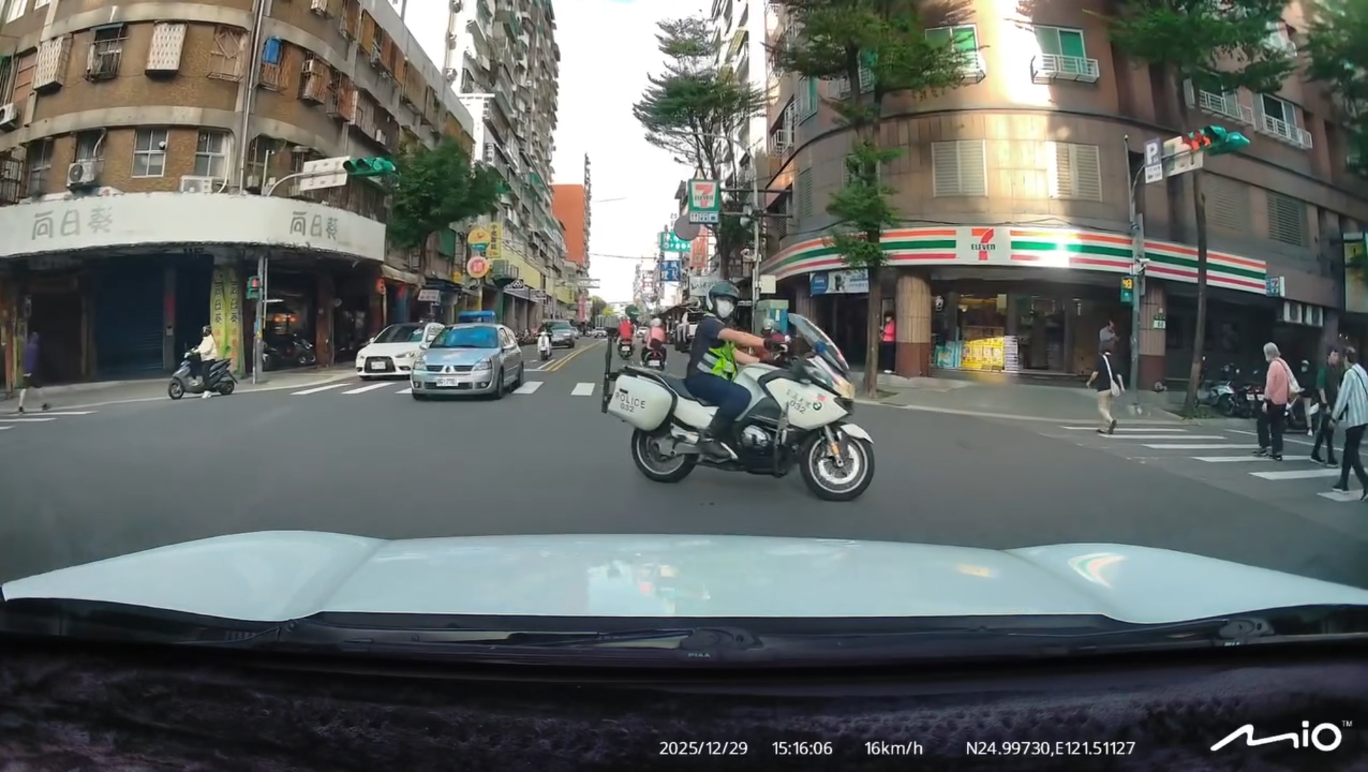 中和分局交通分隊39歲許姓警員,騎乘大型重型警用機車準備前往處理交通事故。行經中和區安平路準備左轉宜安路時,未禮讓對向直行的白色轎車,導致對方駕駛緊急按鳴喇叭示警。